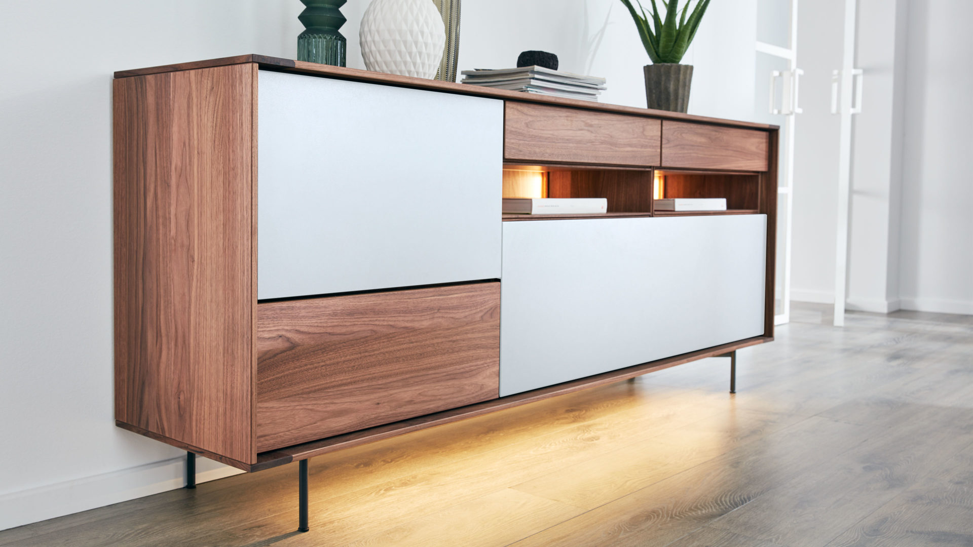 Mobel Bock Interliving Esszimmer Serie 5602 Sideboard Interliving Interliving Esszimmer Serie 5602 Sideboard Colorado Nussbaum Lichtgrauer Lack Zwei Klappen Drei Schubladen